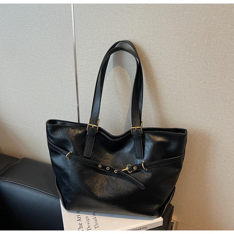 Winter Retro Bag Women's 2025 New Large-capacity Fashionable Versatile Shoulder Bag Simple Commuter Tote Bag