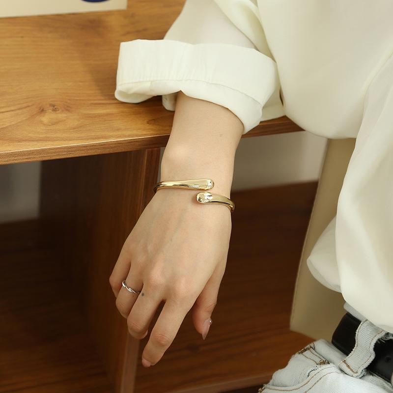 

2024 Fashion Niche Design: Spring & Summer Non-Fading Simple Texture Bracelets