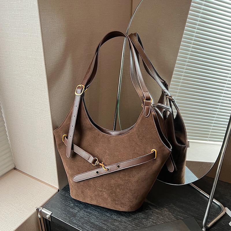 

Maillard retro tote bag women s 2025 new autumn and winter commuting versatile large-capacity women s bag shoulder armpit bag темно-коричневого кольору