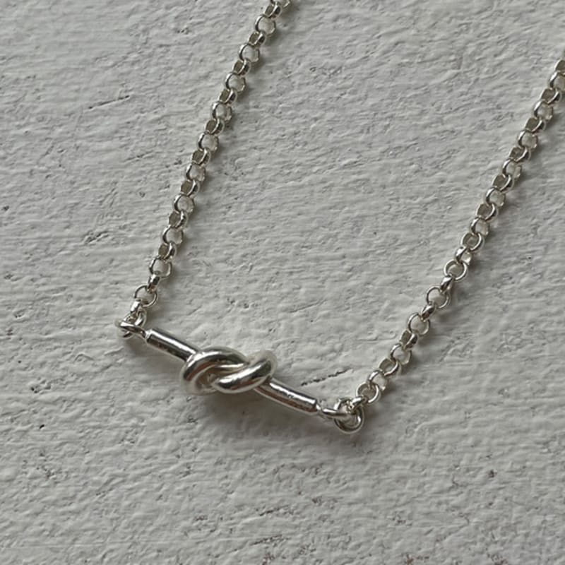 Melliv Silver Knot Necklace_mvn61