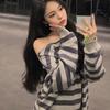 IAN gleiche koreanische Designer-Trendmarke lockerer schulterfreier gestreifter Pullover für Damen, der dünn aussehen lässt
