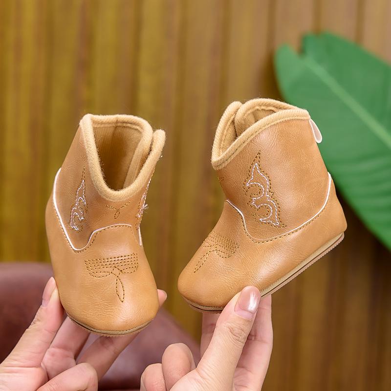 Stylish, breathable baby boots for 0-1 year olds, perfect for autumn and winter.