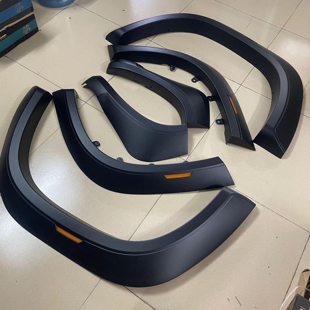 Mitsubishi L200 TRITON 2015-2019 Widened Wheel Arches with Reflector