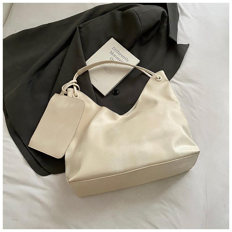 

Oil wax leather simple oversized bag women s 2025 new fashionable large-capacity shoulder bag casual underarm commuter bag белый