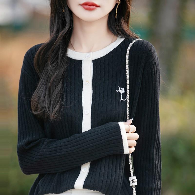 Lekki kardigan damski wykonany w 50% z wełny i w 50% z jedwabiu morwowego – uniwersalny sweter na 4 pory roku zapewniający całoroczny komfort i styl