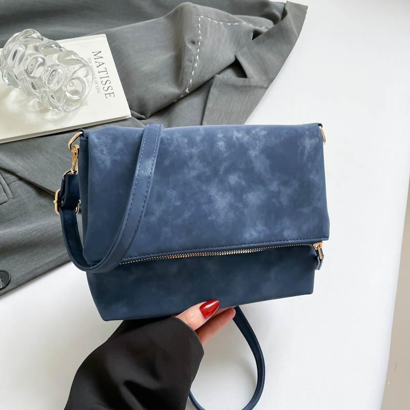 

This year s popular solid-color shoulder women s bags, new fashion and simple messenger bags in autumn and winter 2025, commuter small square bags синий