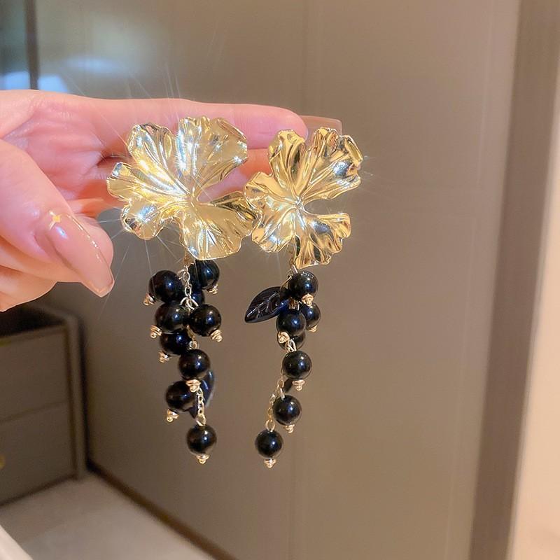 Silver Needle Metal Style Long Zircon Leaf Tassel Earrings Exquisite Fashion Earrings Cold Wind Light Luxury Temperament Earrings
