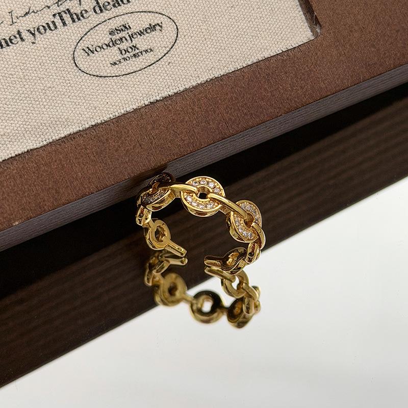Retro Light Luxury Goldkette Hohl Vierblättriges Kleeblatt Diamantbesetzt Zirkon Kupfer Münze Gürtelschnalle Öffnungsring Nische Stapelring