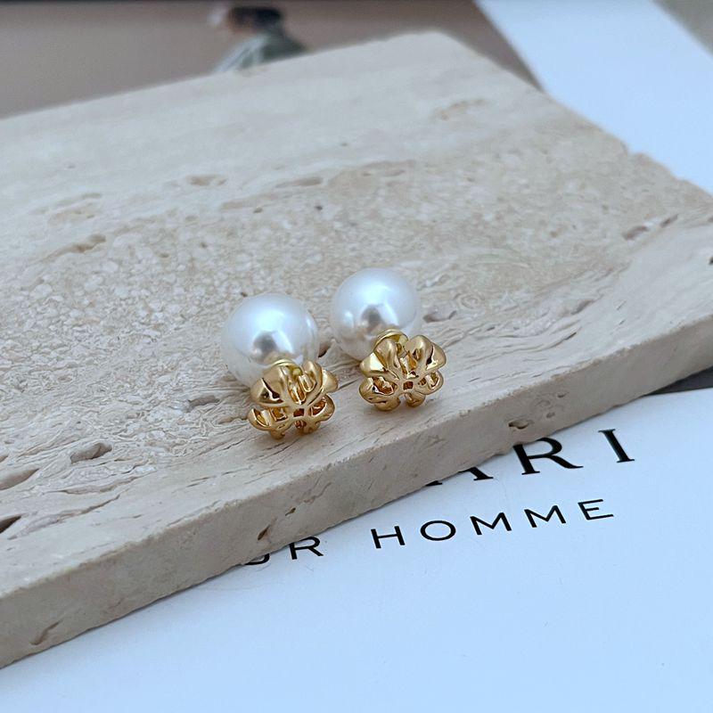 

Элегантные серьги с жемчугом и металлическими гвоздиками - Нежный милый стиль с дизайном в виде английских букв