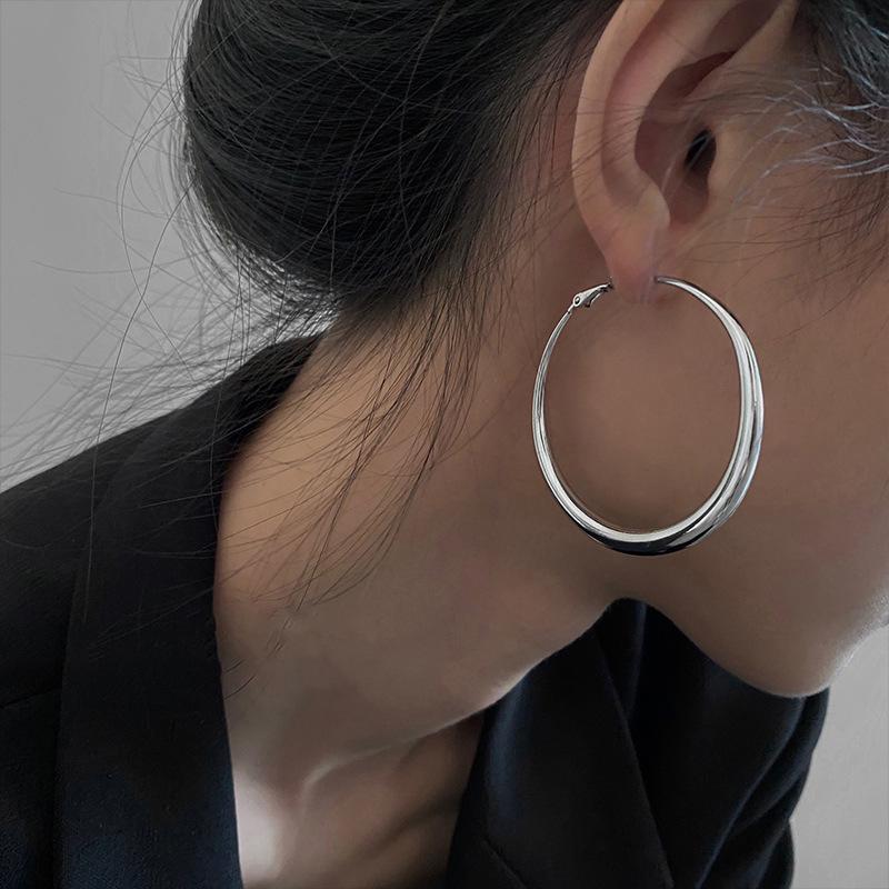 

Trend plain circle circle earrings ins style simple retro personalized earrings fashion versatile temperament earrings women