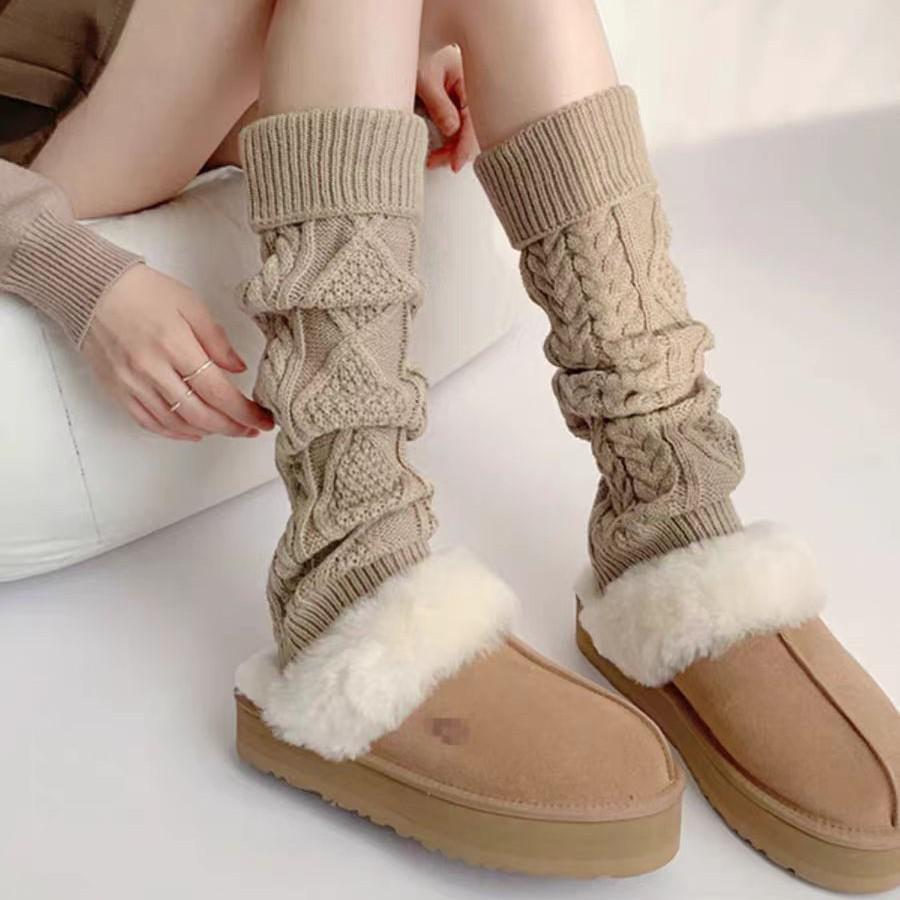 Khaki Brown Retro Cable Knit Leg Warmers for Women - Thick Wool, Diamond Pattern, Milky White Accents, Perfect for Autumn & Winter.