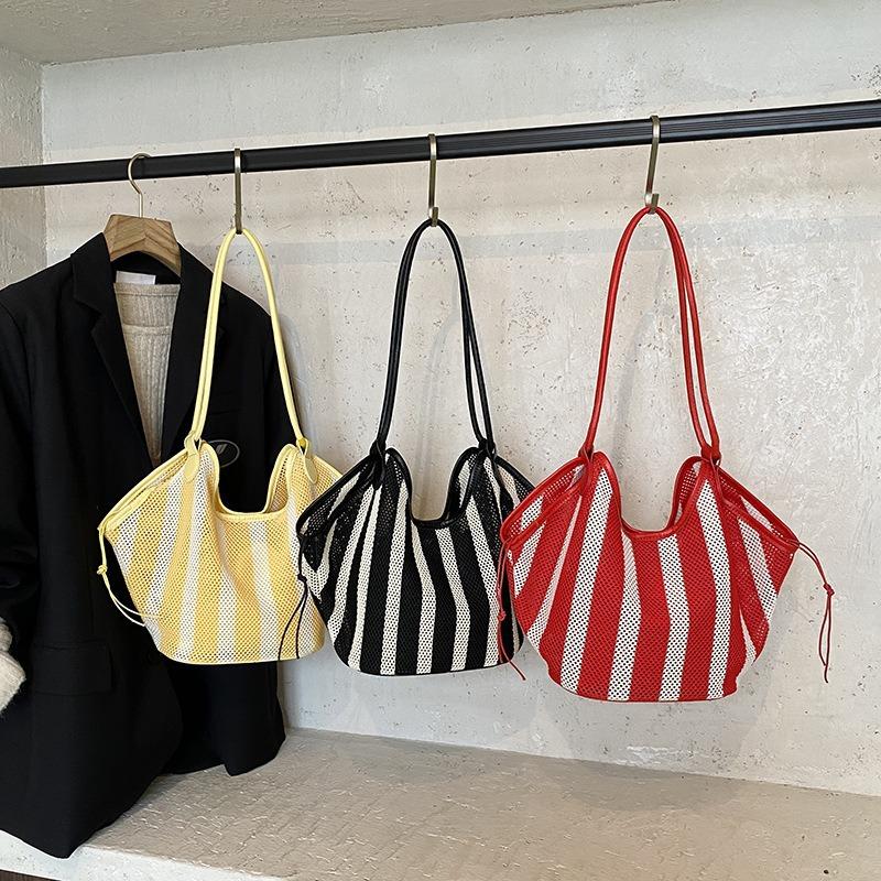 Textured hollow large-capacity bucket bag armpit bag for women as a new fashionable and versatile commuter woven tote bag