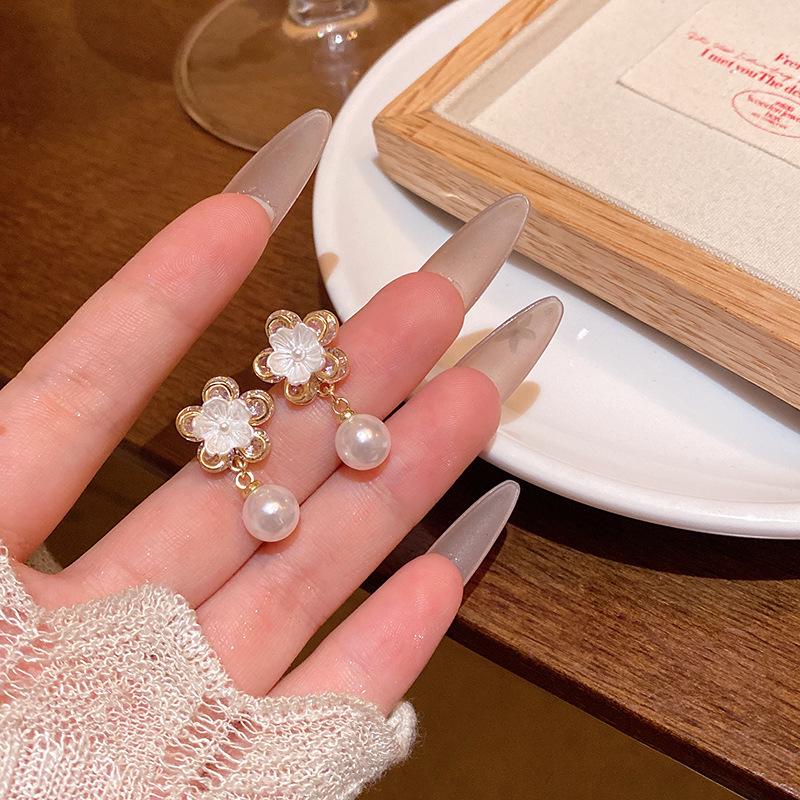 2025 Spring/Summer Floral Pearl Stud Earrings - Elegant Women's Light Luxury Edition