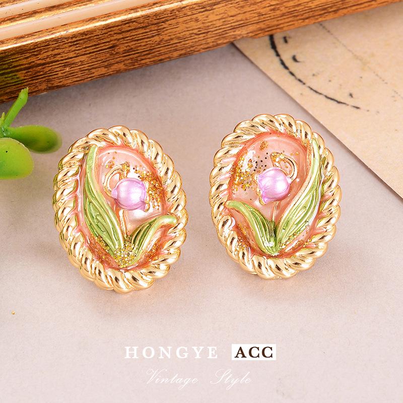 

Vintage Oil Painting Series French Baroque Pearl Earrings in New Chinese Style