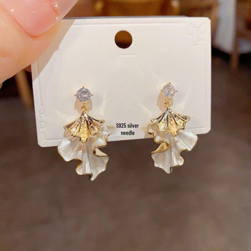 Stylish Irregular Three-Layer C-Shaped Earrings: European & American Metal Fashion Studs with a Luxurious High-End Appeal