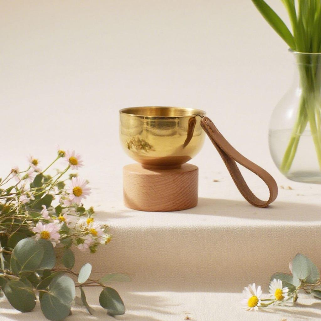 KKLM Buddhist Altar Bell, Pet Bell, Beautifully Resonant Tone, Mini Pet Bell Set, Made of Brass and Natural Wood, Beautifully Sounding, Modern