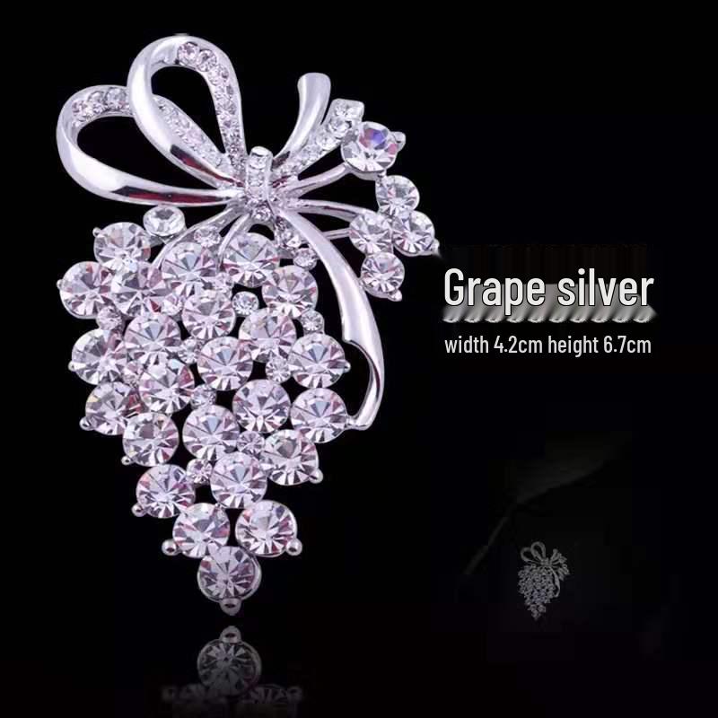 Elegante Perlen-Strass-Brosche: Damen Exquisite Brosche im Stil kleiner Duft und Seidentuch-Schnalle