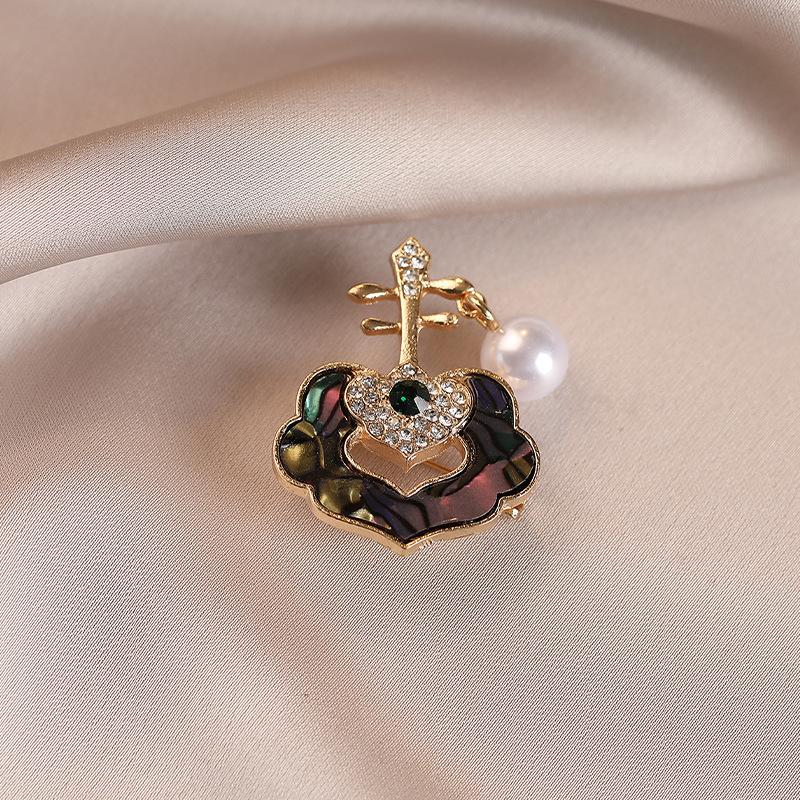 Retro Ruyi Pipa Pearl Brooch for Women, A Light Luxury and Niche Suit Pin
