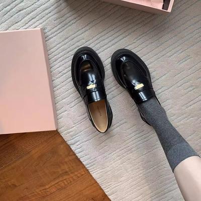 Version cuir de vache~ Mère raisin, le même style de petites pièces d'or à gaz, bout rond pointu talon épais, mocassins à enfiler, petite le à plateforme pour femmes