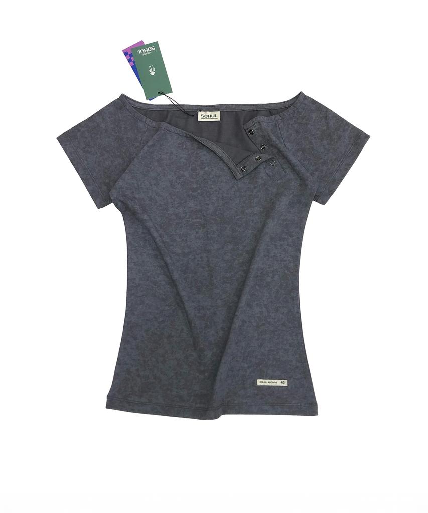 Soheul Mist Off-Shoulder Snap T (Charcoal)