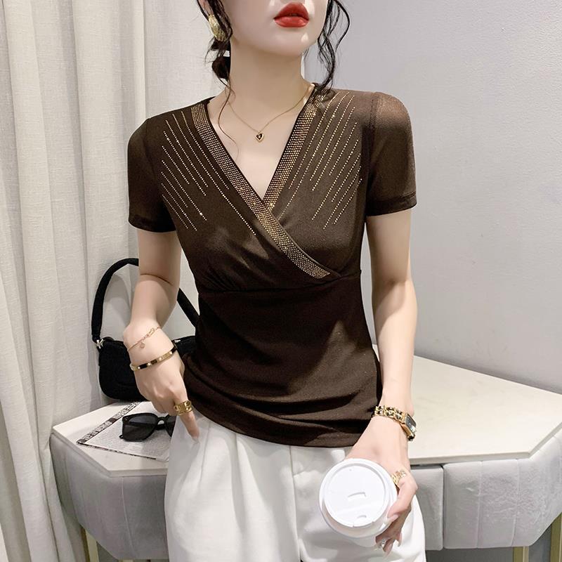 European Spring/Summer 2023 V-neck Mesh T-shirt with Rhinestone Cutout: Women's Fashionable Slimming Base Shirt