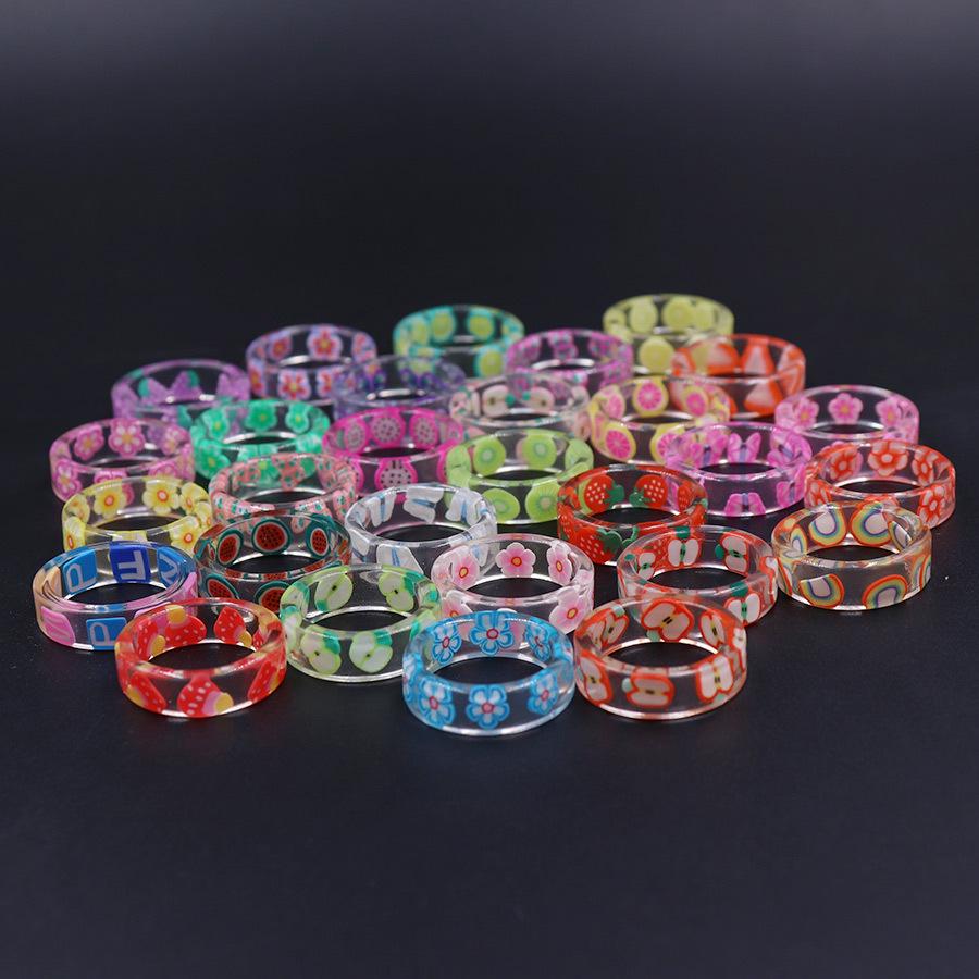 Barevný kreslený prsten z pryskyřice s ovocem a květinami - Roztomilá jahoda a okvětní lístky třešňového květu