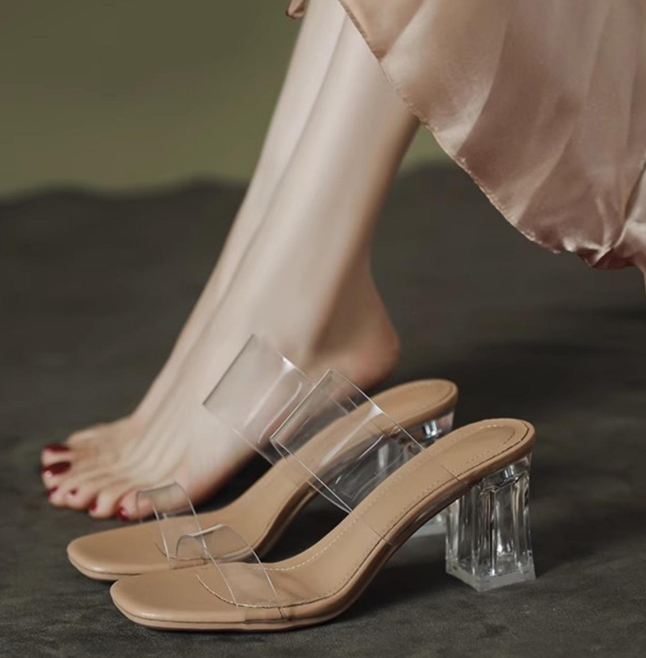

2025 new female drag fairy wind wear crystal heel fashion shoes transparent one-word strap high heels thick heel sandals 43