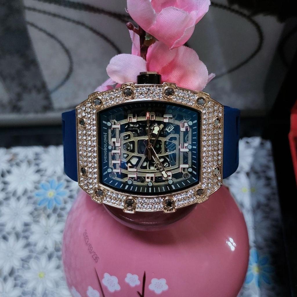 Reloj de Cuarzo para Hombre con Forma Tonneau de Silicona con Diseño de Moda de Diamantes Completos