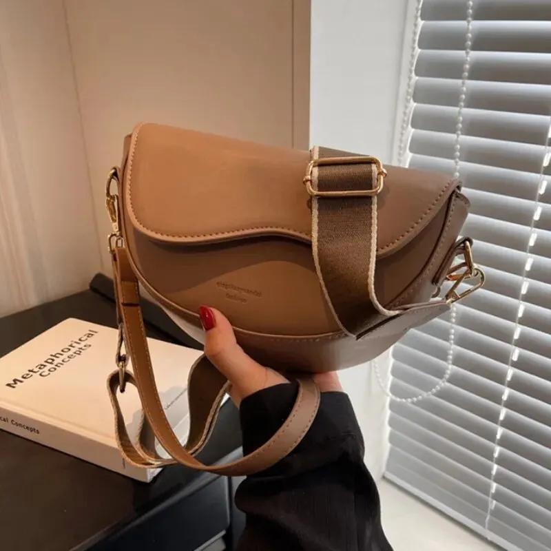 

Woman Bag Elegant Women Vintage Solid Color Flap Small Saddle Shoulder Underarm Bag Fashion Pu Leather Wide Strap Crossbody Bag світло-коричневого кольору