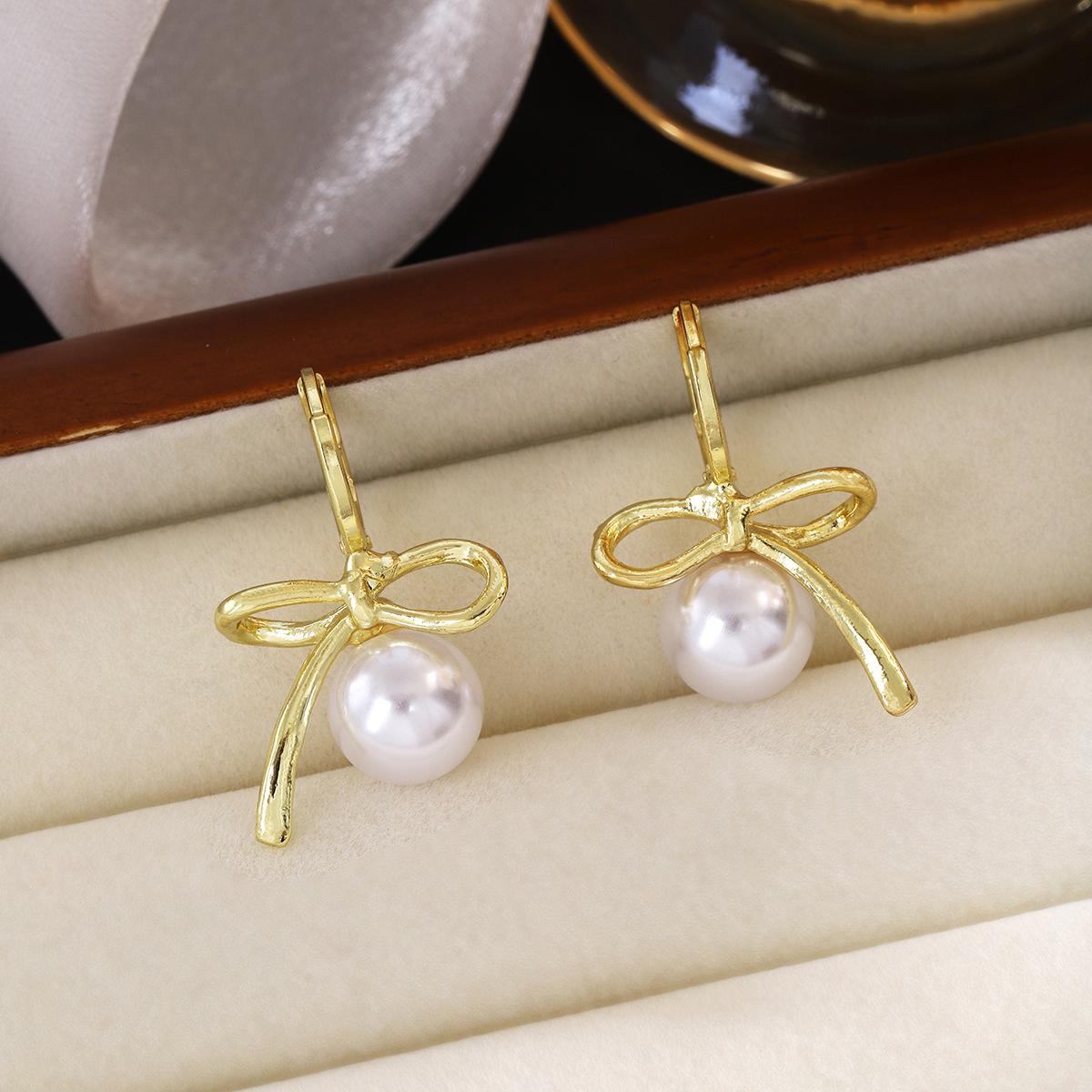 Silver Needle Sweet Bow Pearl Earrings: Versatile Light Luxury Metallic Design