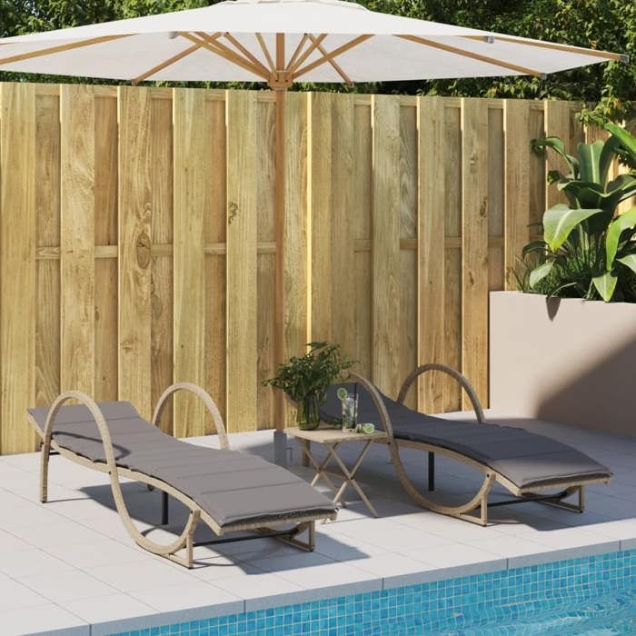 VidaXL Chaises longues lot de 2 avec table beige résine tressée, lit de bronzage, chaise longue d'extérieur, lit de jour 368267