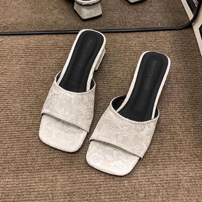 

Национальный стиль однословные тапочки женские летние 2025 лето новая мода универсальные ретро вышивка толстый каблук высокий каблук 35