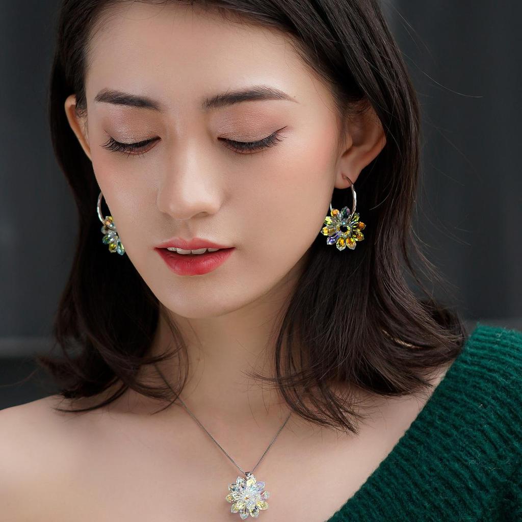 Creolen aus 925er Sterlingsilber, schillernde, schillernde Gänseblümchenblüten mit Aurora Borealis-Kristallen aus Österreich