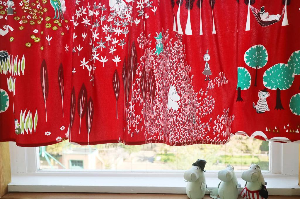 Quarter Report Moomin Small Window Privacy Cafe Curtain Red 140cm Wide X 52cm Long Cotton In (MOOMIN) "I'm Here" 100% [Made Japan]