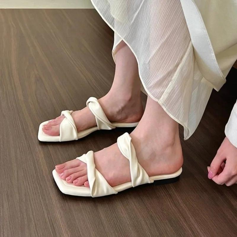 Hot Selling 2025 New Flat Slippers Casual Shoes Woman Trend Luxury Summer Elegant Sandals Beach House Round Toe Brand Bathroom
