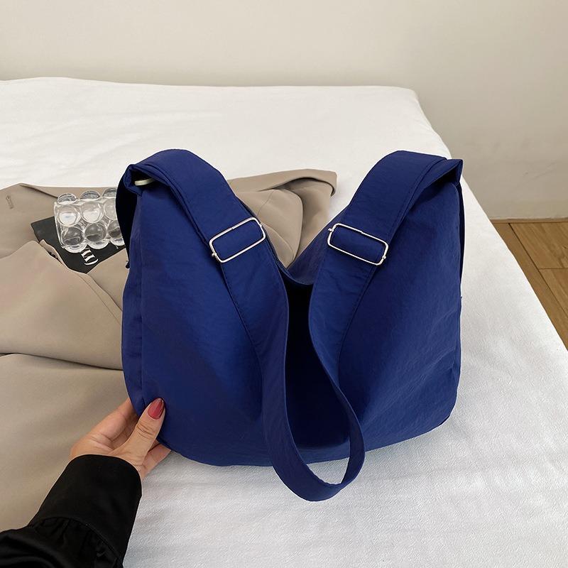 

Сумка женская новая на одно плечо через плечо сумка-пельмень большой вместимости тоут женская сумка однотонная повседневная универсальная сумка из нейлоновой ткани тренд