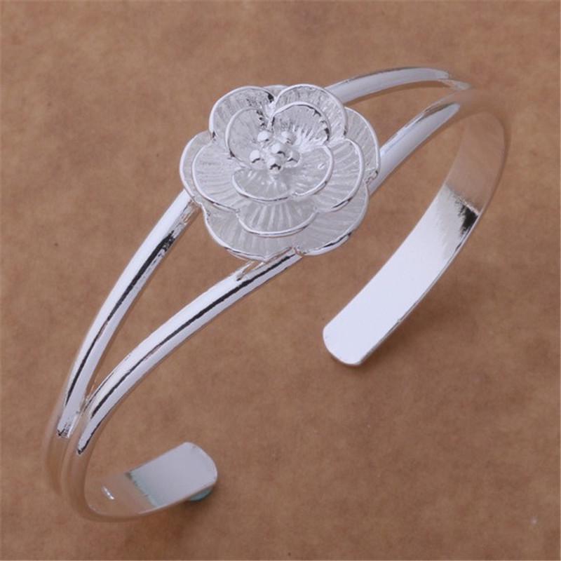 Naszyjnik z pozłacanego kwiatu róży Kolczyki wkrętki Zestaw trzyczęściowy