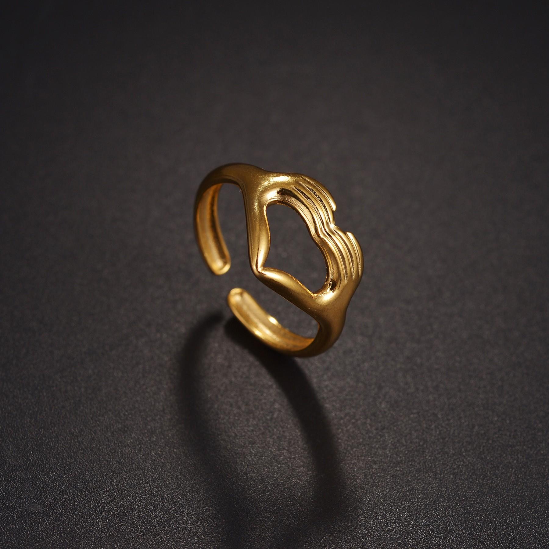 

Романтичные руки, чем сердце кольцо геометрический жест любви пары мода открытое кольцо золотой