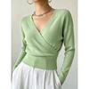 Maglione da donna a maniche lunghe in maglia tinta unita, elegante, scollo a V incrociato, aderente in vita, valorizza la figura, minimalista, camicetta