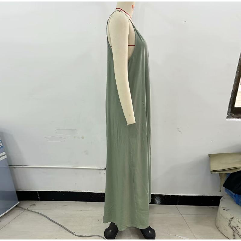 Элегантное однотонное женское платье-слинг с V-образным вырезом — фото 13