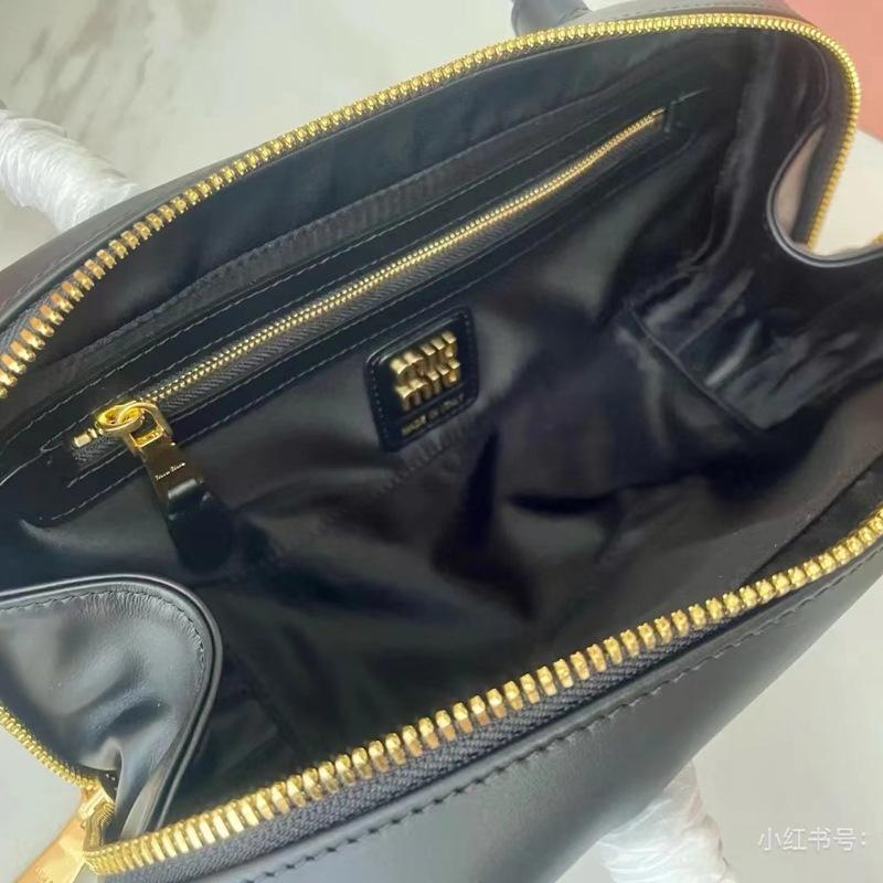 MIU Bowling Boston Kissenbeutel mit langem Griff Mode Vielseitige Schulter-Tragetasche Handtasche für Damen Pendeln Weiches Leder Große Kapazität