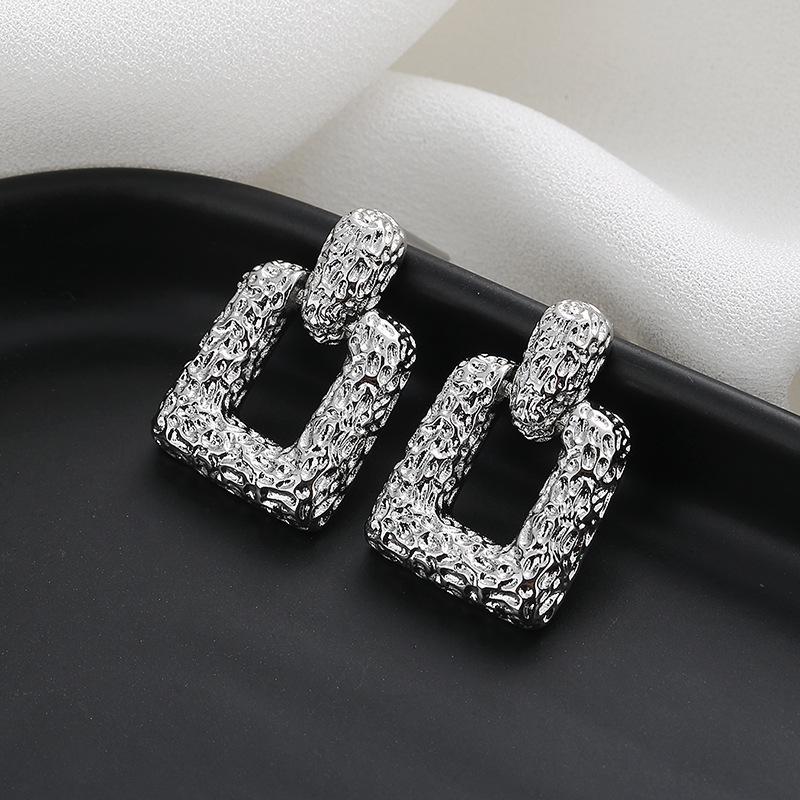 Elegant 18K Gold Stud Earrings with Modern Luxury Design