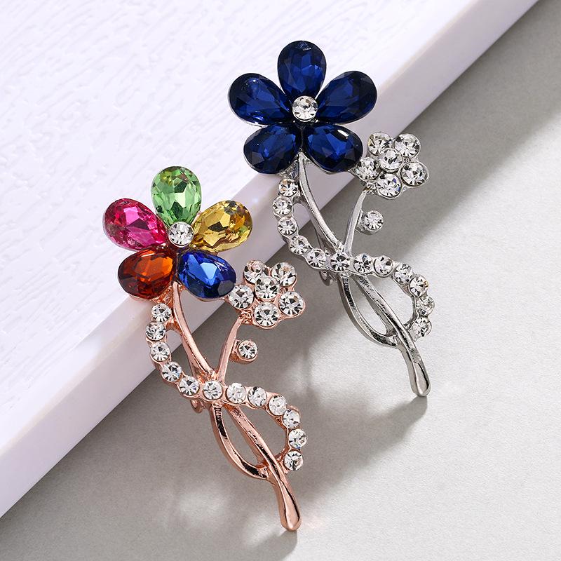 Broșă Florală de Lux cu Strasuri în Stil Coreean - Pin Elegant pentru Guler de Damă