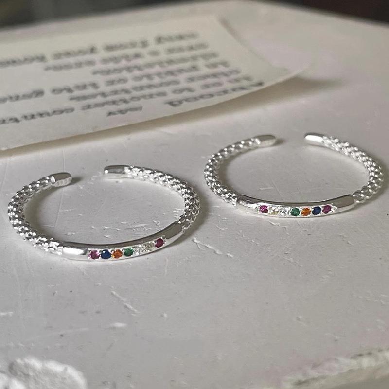 

Шикарное трендовое кольцо в холодной эстетике из меди, украшенное сверкающими драгоценными камнями, разноцветное