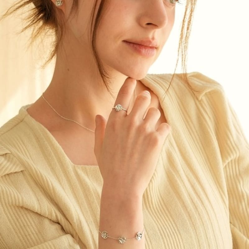 BELLOOGGI Lisianthus bracelet (triple)