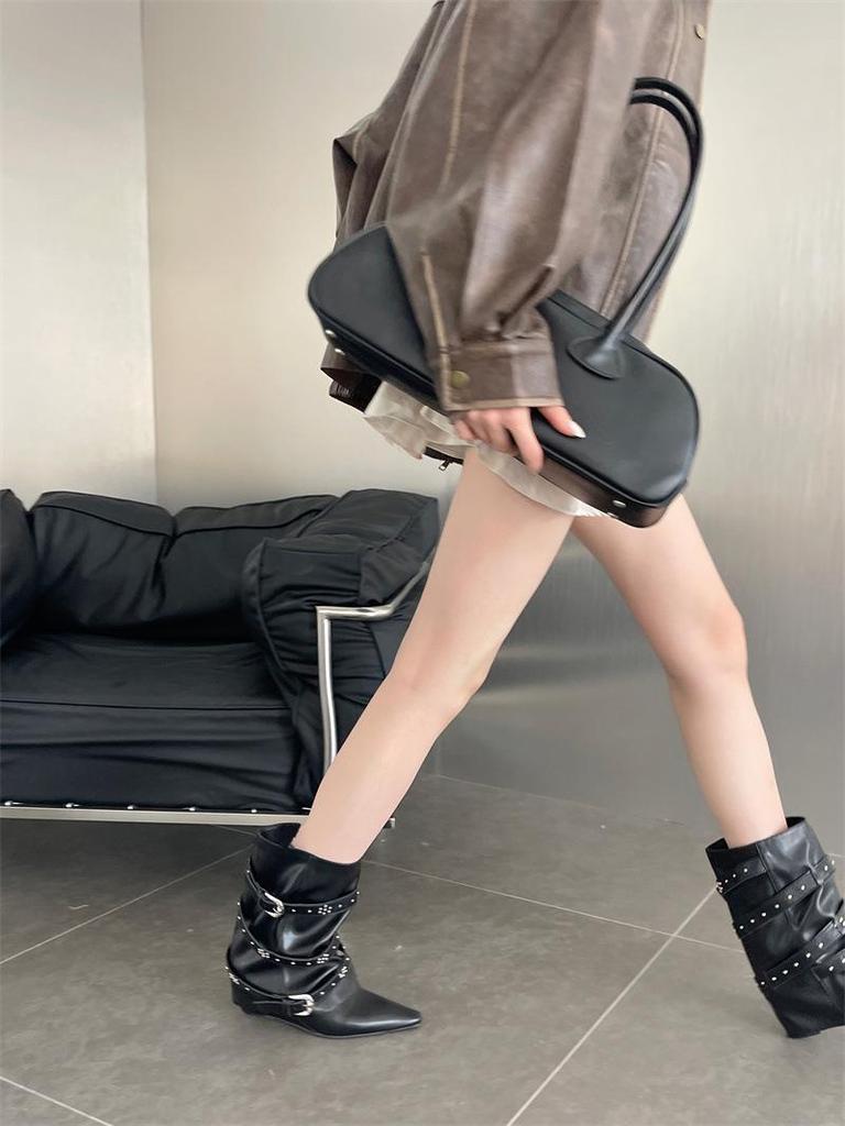 Französische weiße Stiefeletten aus Rindsleder: Modische spitze Zehenpartie, weiter Schaft, schlankmachende Gürtelschnalle, Nieten-Keilabsatz, kniehohe Hosenstiefel