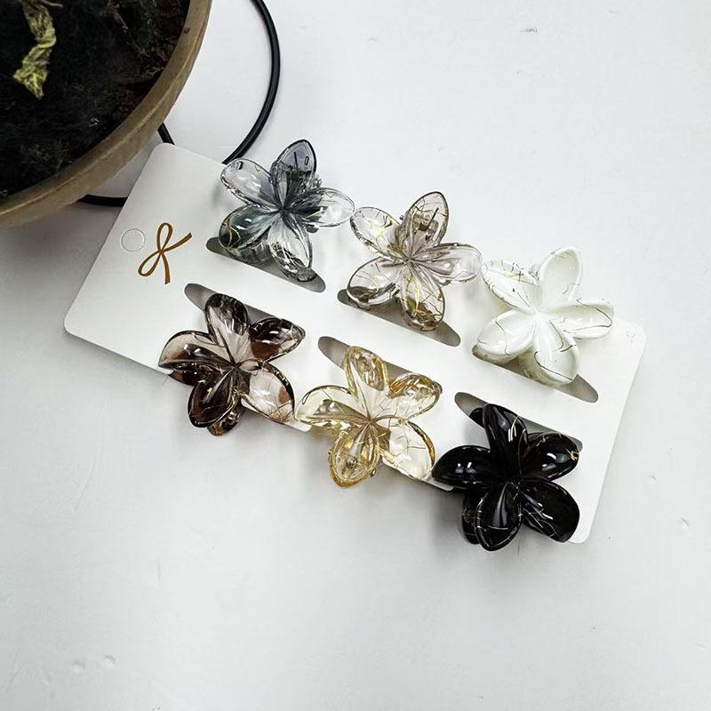 European & American 4CM Frangipani Claw Clip Hairpin - Fashionable Vacation Floral Accessory.