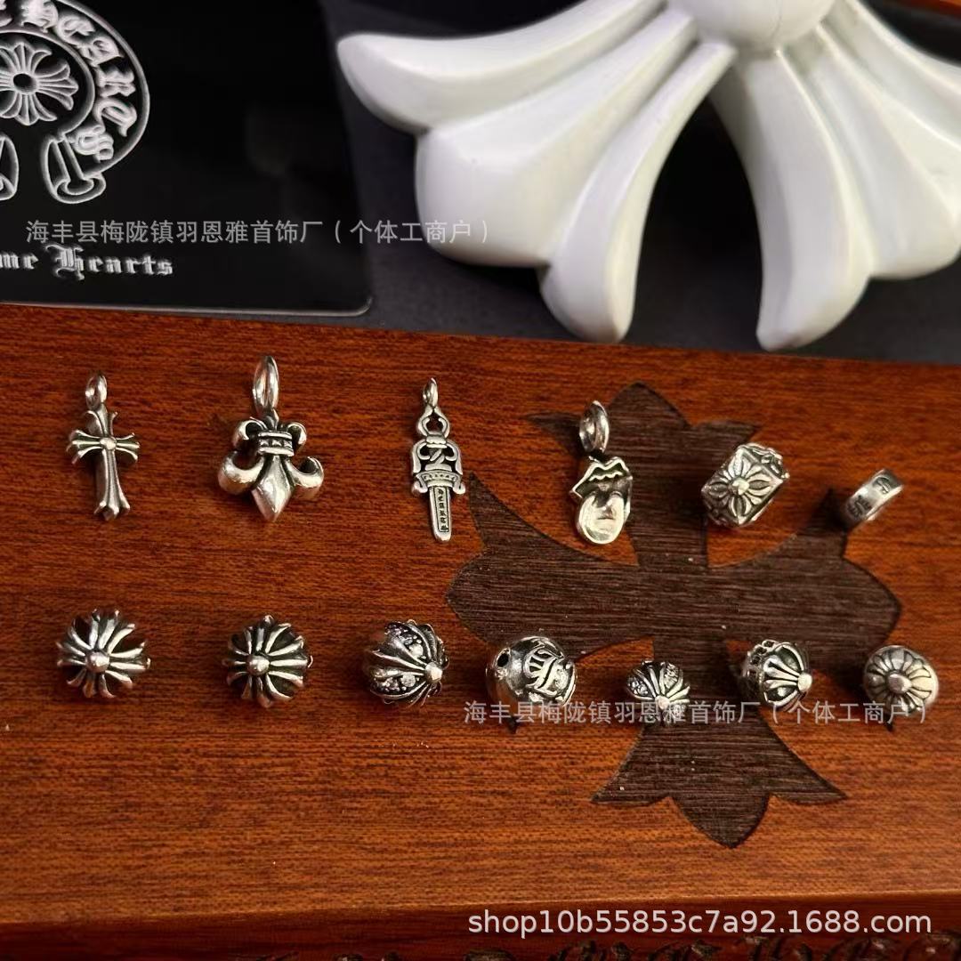 

10-міліметровий браслет ручної роботи гачком з аксесуарами у вигляді хреста, меча та намистин 1 bead