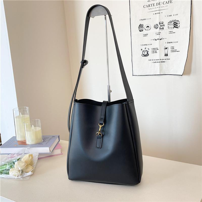 

Summer new Internet celebrity 2025 tote bag women s versatile solid color oil wax leather commuting fashion personalized shoulder bag чёрный