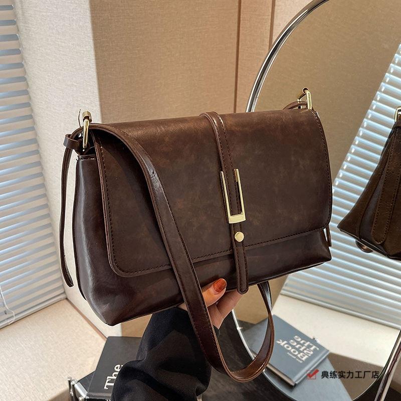 This year, popular small bags are women's new niche one-shoulder underarm bags, high-end texture commuter retro messenger bags.